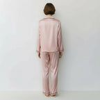 Ensemble Pyjama Satiné Chemisier et Pantalon – Nuit Élégante