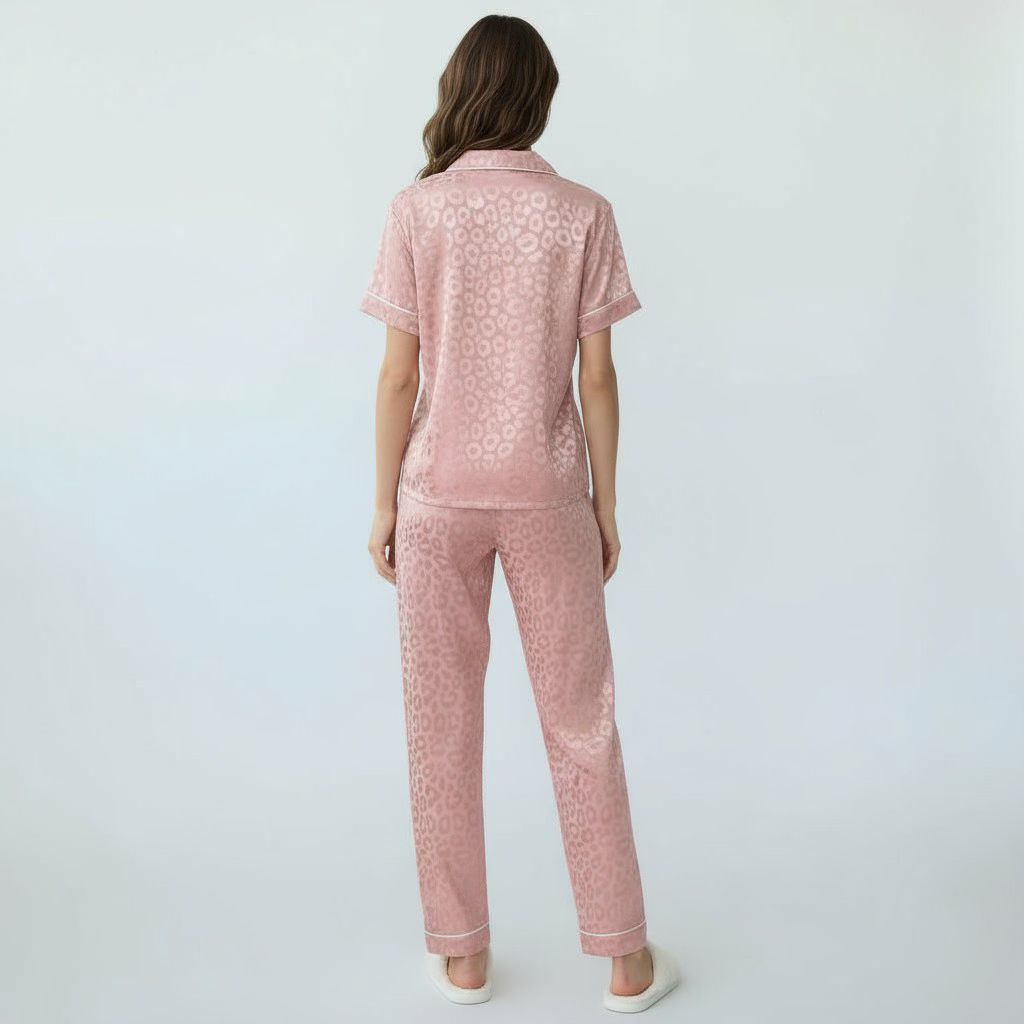 Ensemble Pyjama Satiné Imprimé Léopard – Féline Élégance