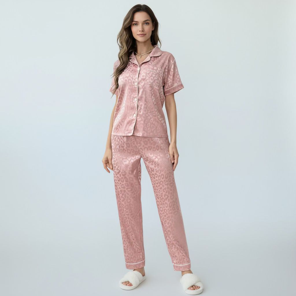 Ensemble Pyjama Satiné Imprimé Léopard – Féline Élégance