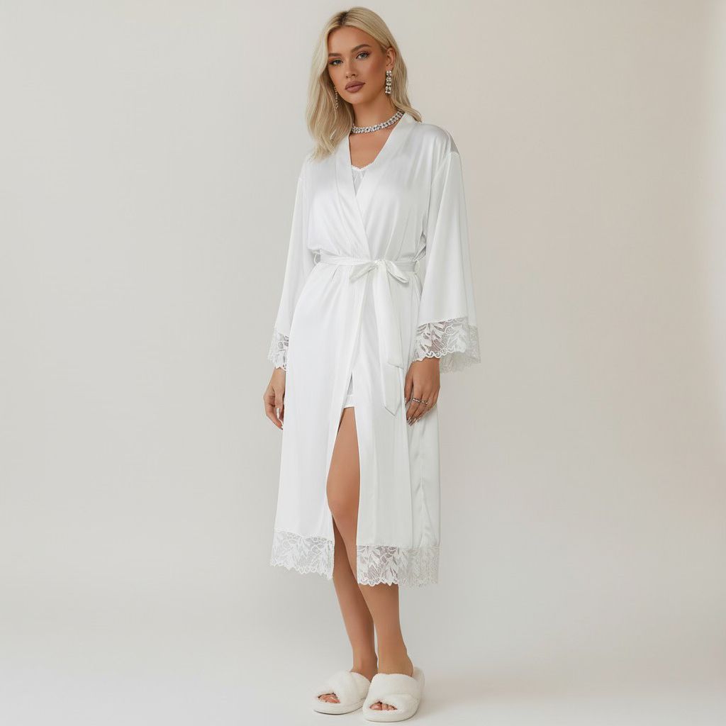 Chemise de Nuit Satinée Longue à Dentelle – Clair de Brume