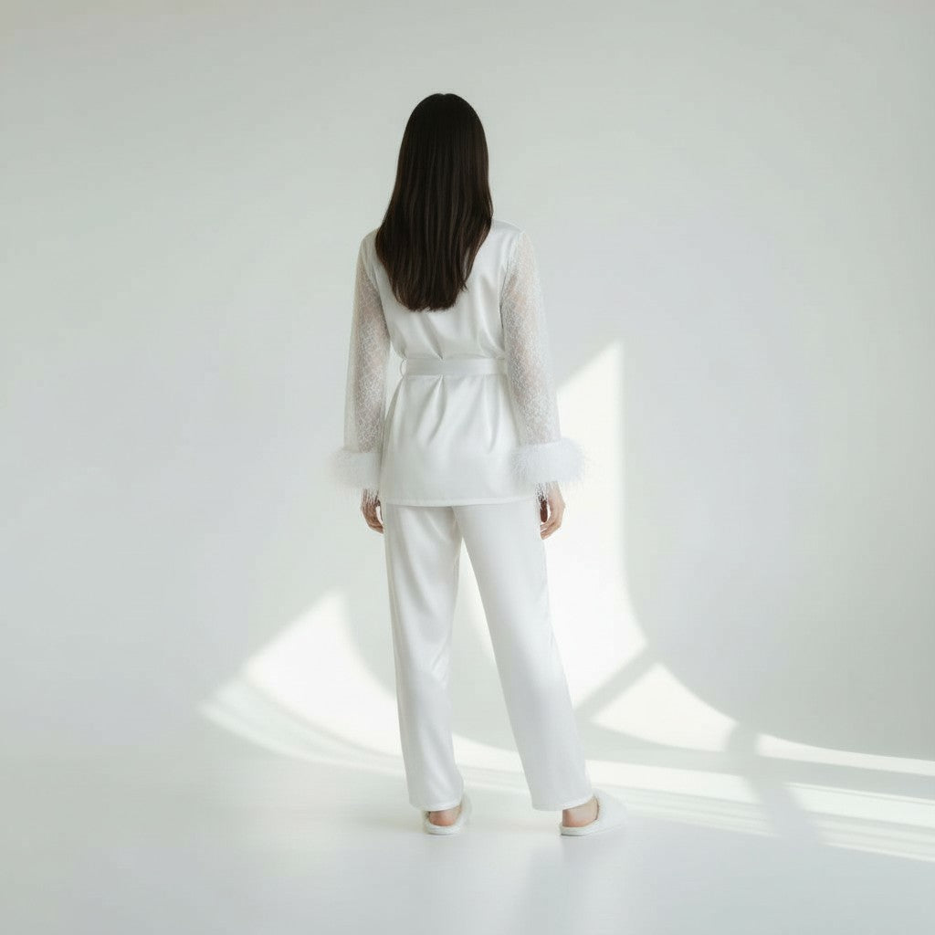 Ensemble Pyjama Satiné à Plumes – Élégance Nocturne