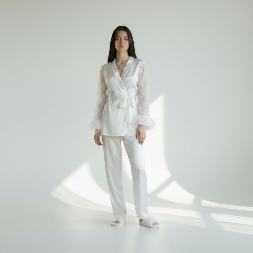 Ensemble Pyjama Satiné à Plumes – Élégance Nocturne