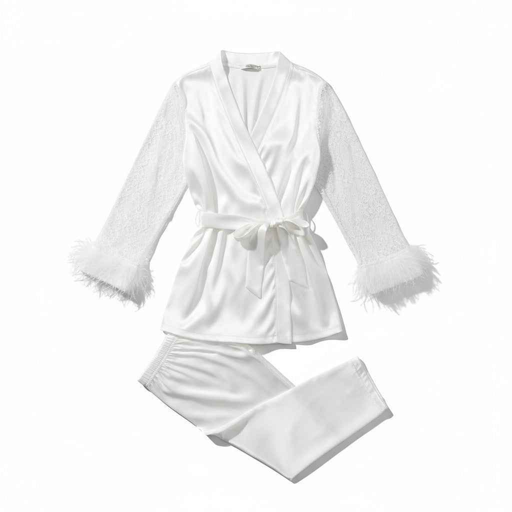 Ensemble Pyjama Satiné à Plumes – Élégance Nocturne