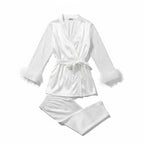 Ensemble Pyjama Satiné à Plumes – Élégance Nocturne