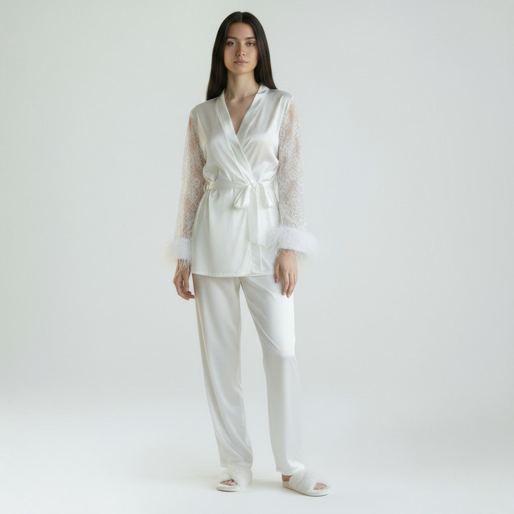 Ensemble Pyjama Satiné à Plumes – Élégance Nocturne