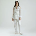 Ensemble Pyjama Satiné à Plumes – Élégance Nocturne