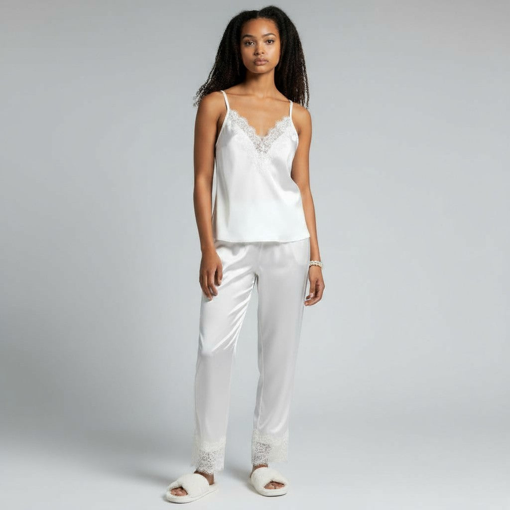 Ensemble Pyjama Satiné et Dentelle – Douce Séduction