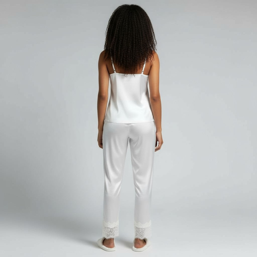 Ensemble Pyjama Satiné et Dentelle – Douce Séduction